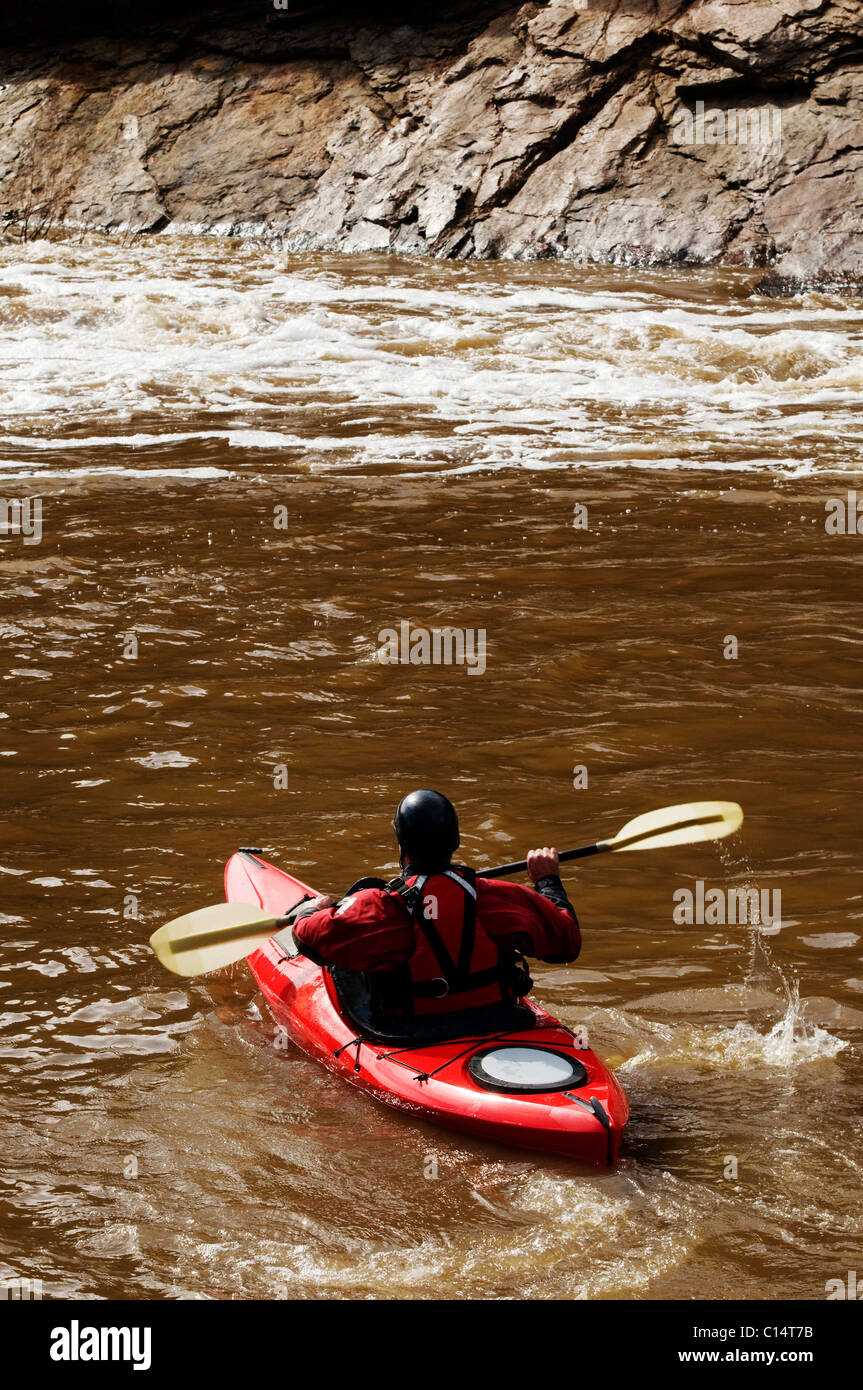 Un homme d'âge moyen des pagaies de kayak son en bas de la rivière Salt en Arizona. Banque D'Images