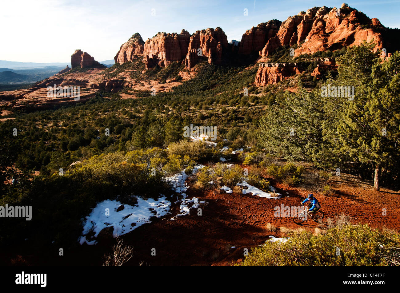 Un homme d'âge moyen chevauche son vtt à travers la roche rouge, près de Sedona, AZ. Banque D'Images