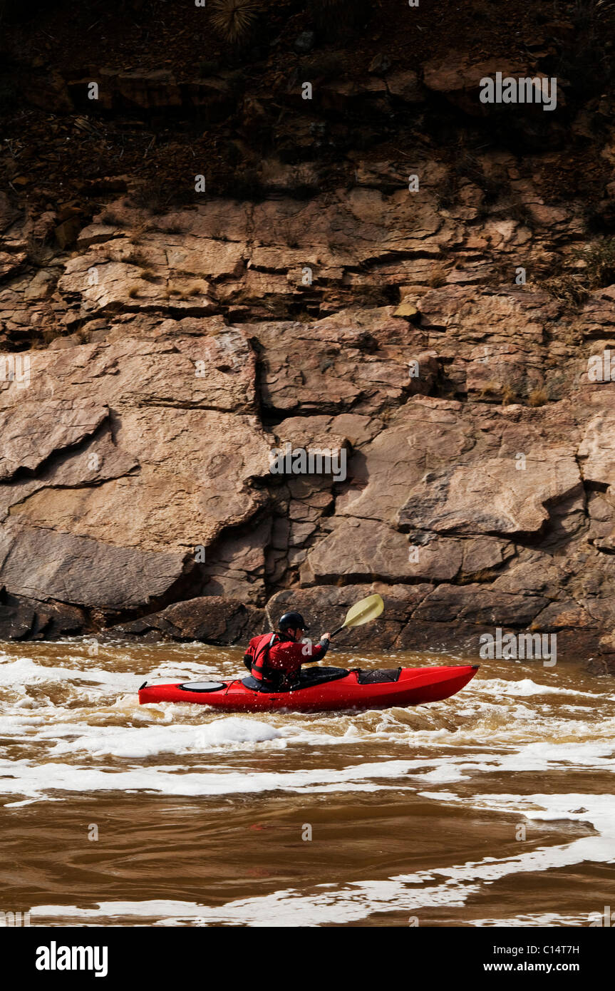 Un homme d'âge moyen des pagaies de kayak son en bas de la rivière Salt en Arizona. Banque D'Images