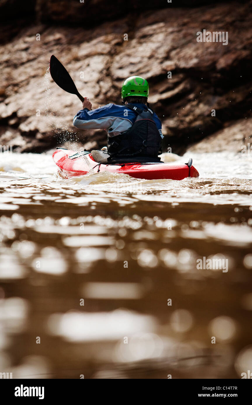 Un homme d'âge moyen des pagaies de kayak son en bas de la rivière Salt en Arizona. Banque D'Images