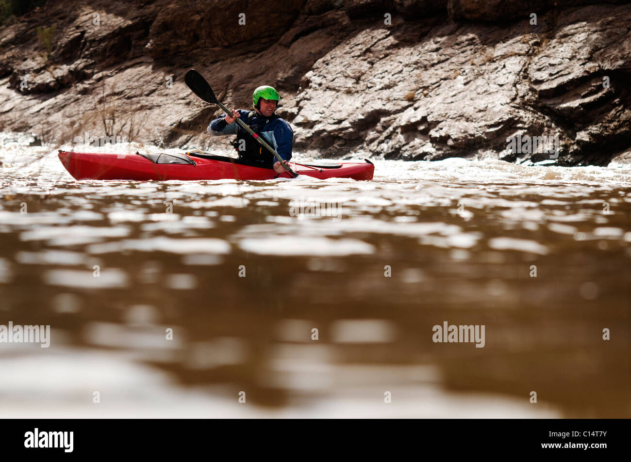 Un homme d'âge moyen des pagaies de kayak son en bas de la rivière Salt en Arizona. Banque D'Images