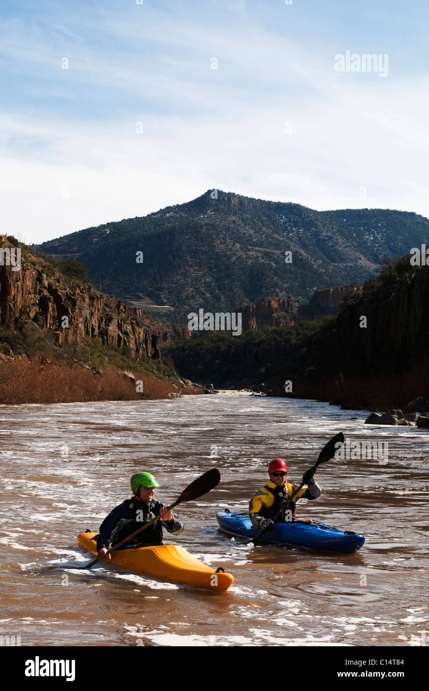 Kayakers paddle leurs bateaux en aval, sur la rivière qui serpente à travers le sel Le sel de l'Arizona River Wilderness Area. Banque D'Images
