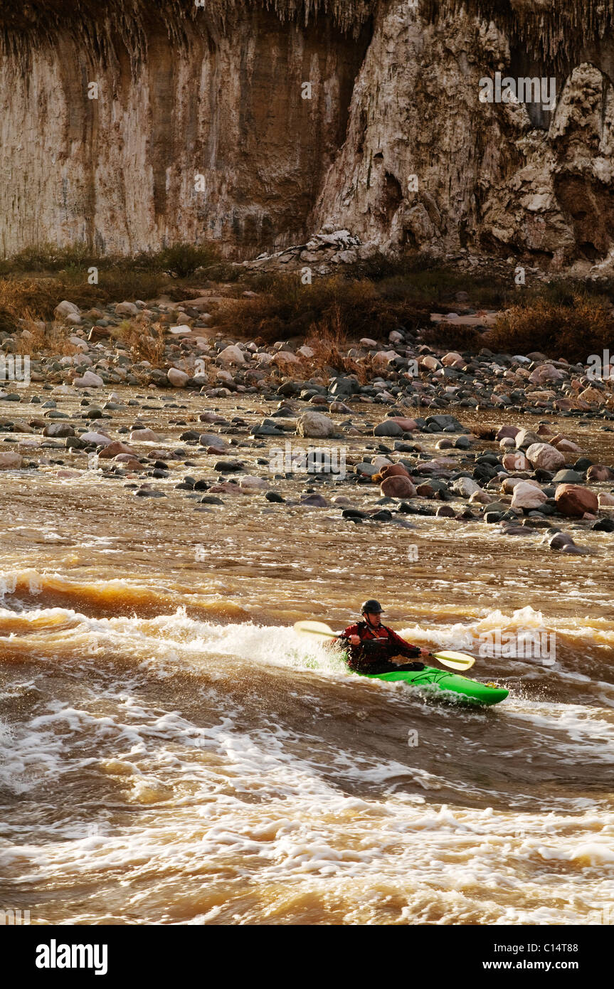 Un kayakiste d'eau vive surfe et joue dans les vagues de rebord sur le rapide de la Rivière Salée, AZ. Banque D'Images