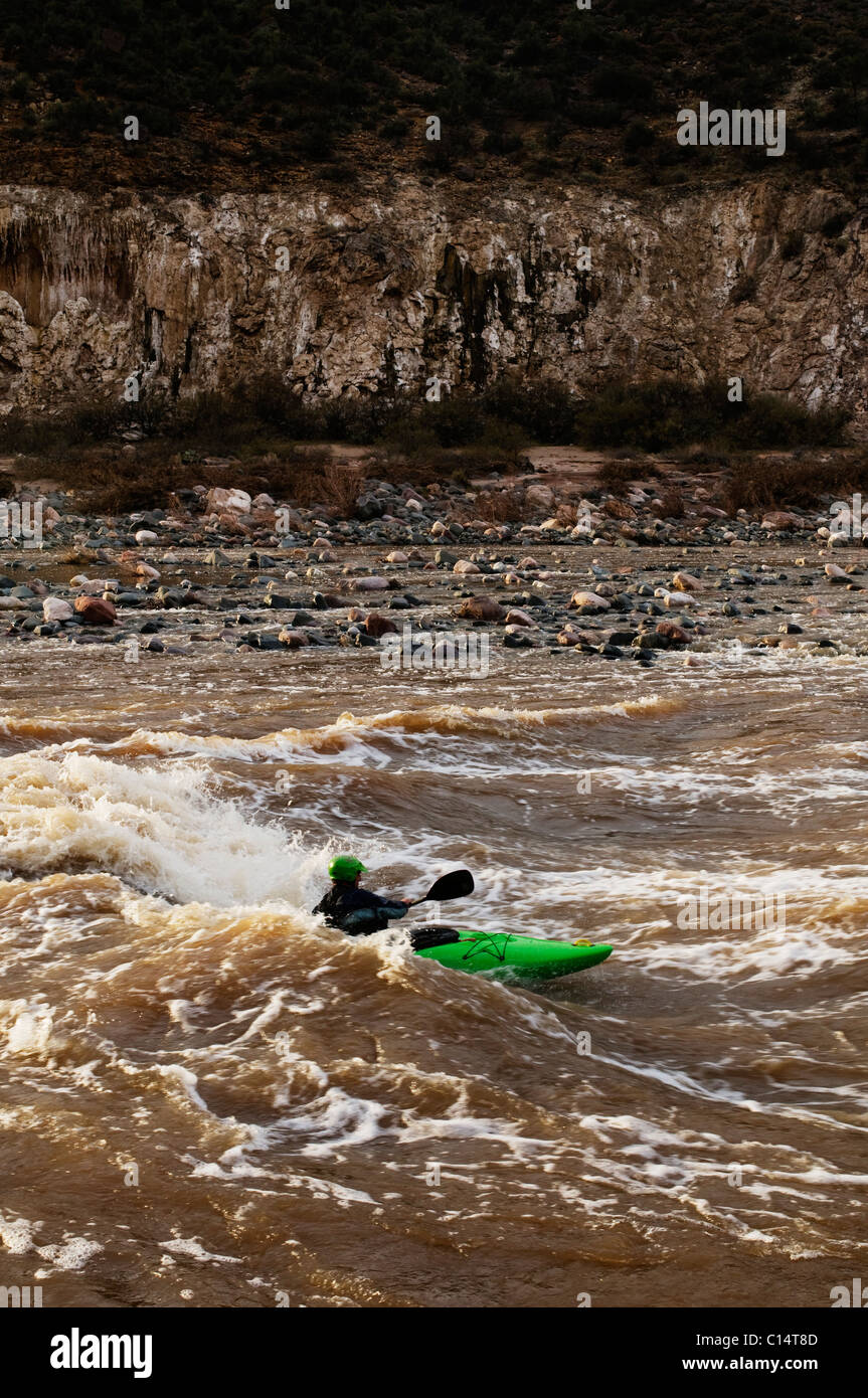 Un kayakiste d'eau vive surfe et joue dans les vagues de rebord sur le rapide de la Rivière Salée, AZ. Banque D'Images