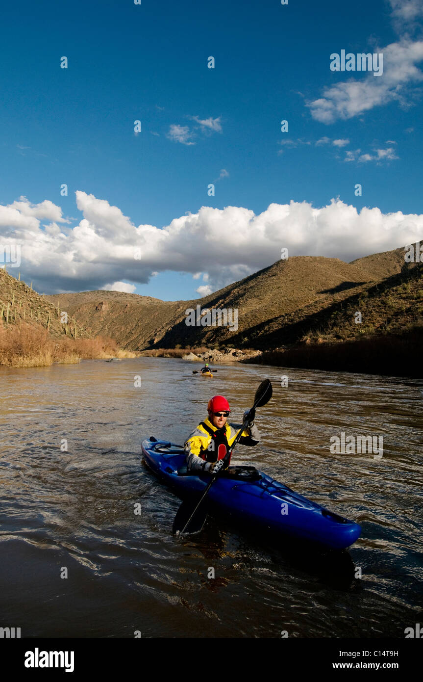 Les kayakistes Whitewater pagayer en aval pendant un voyage de rafting sur la rivière Salt, AZ. Banque D'Images