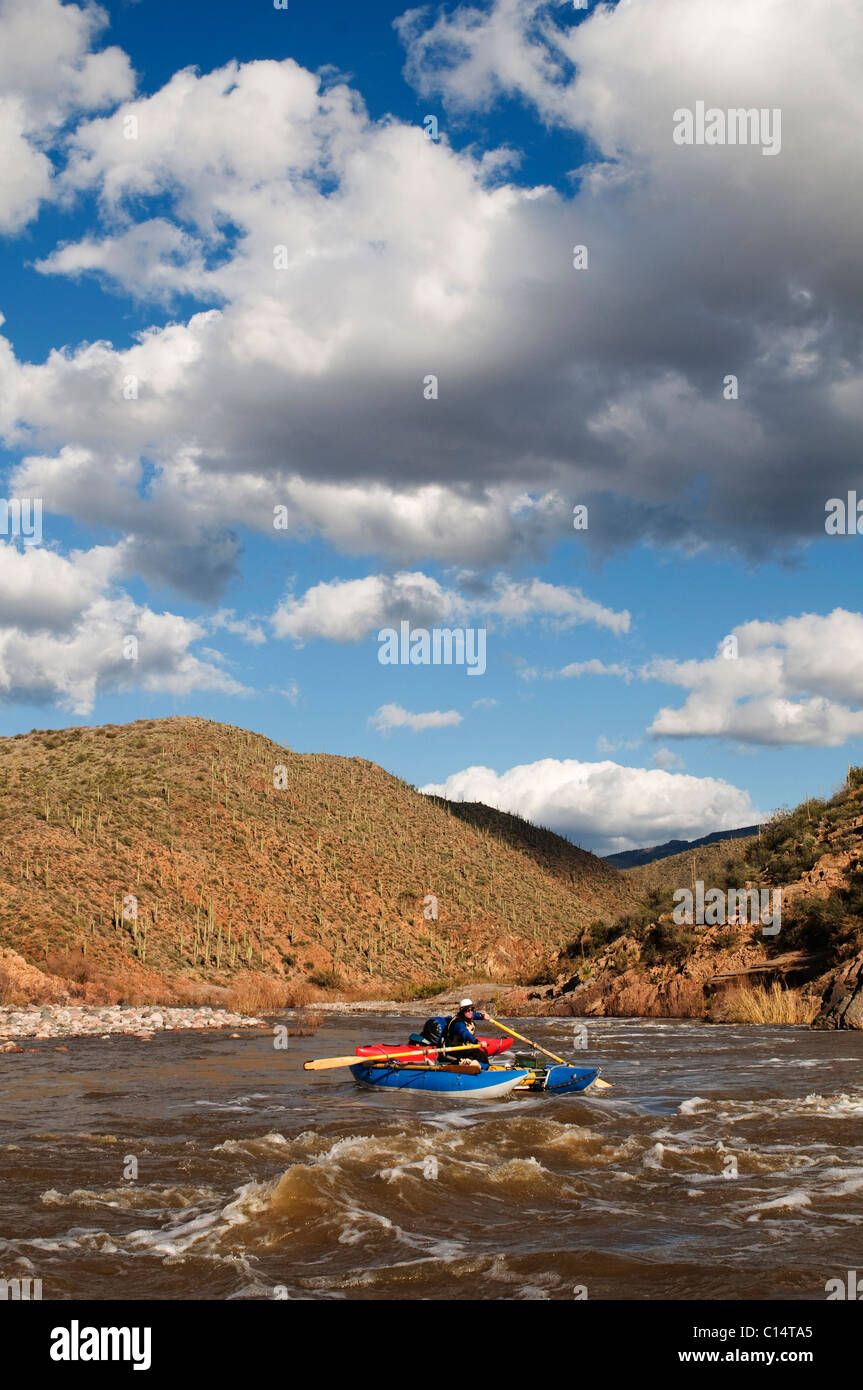 Une des lignes de chevrons en eau vive son bateau en aval sur la rivière Salt, AZ. Banque D'Images