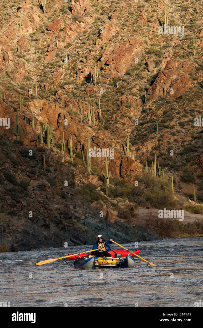 Une des lignes de chevrons en eau vive son bateau en aval sur la rivière Salt, AZ. Banque D'Images