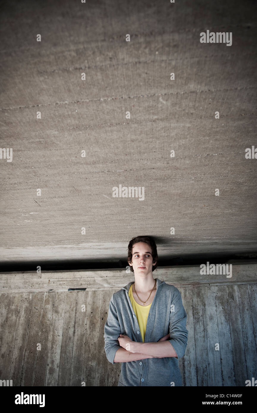 Moody jeune homme en face de mur de béton, la Suède Banque D'Images