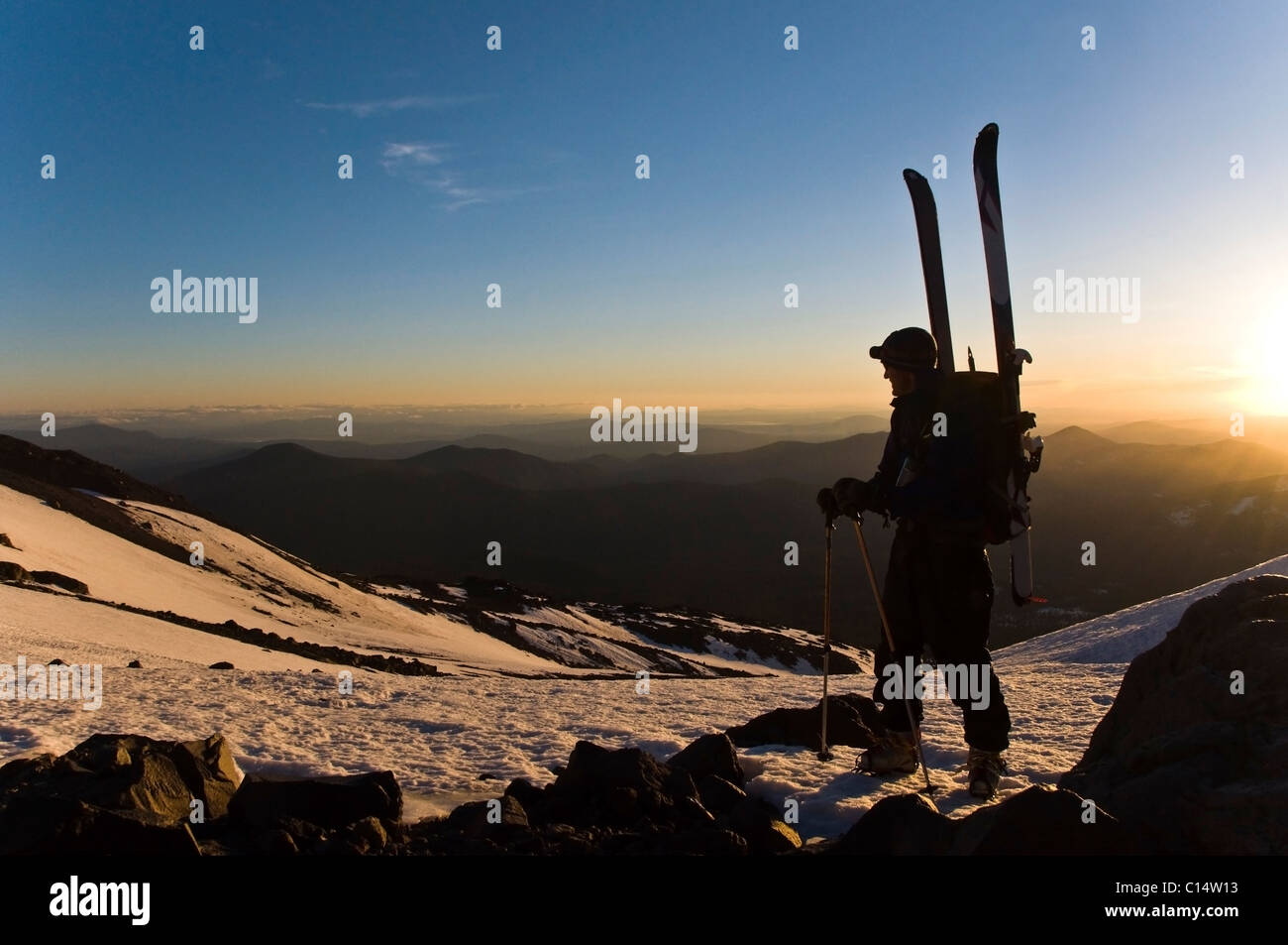 Un ski prend dans la vue alors que l'escalade du mont Shasta, au lever du soleil, CA. Banque D'Images
