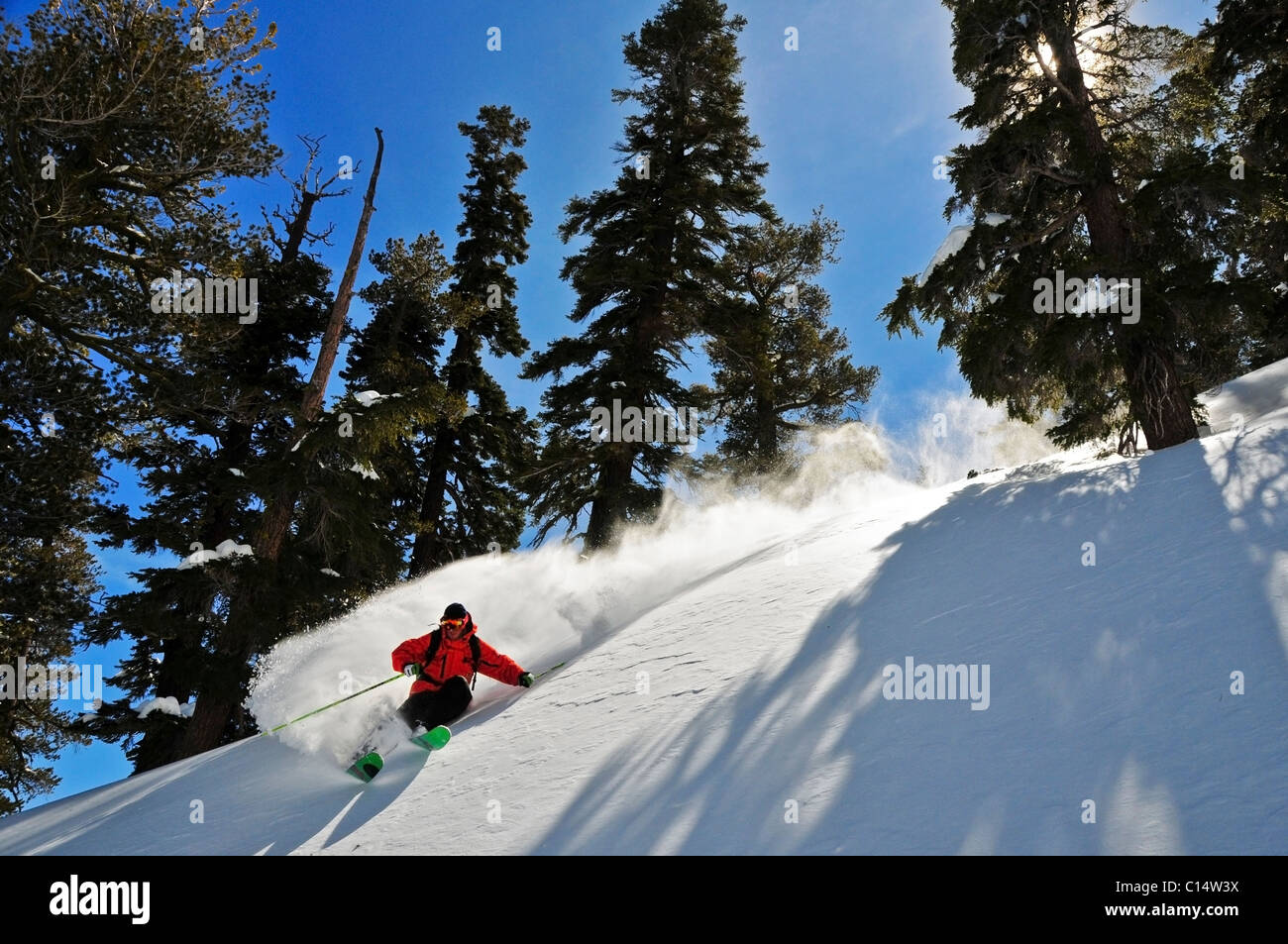 Un skieur masculin fait un grand tour de la poudre dans le backcountry, Kirkwood CA. Banque D'Images