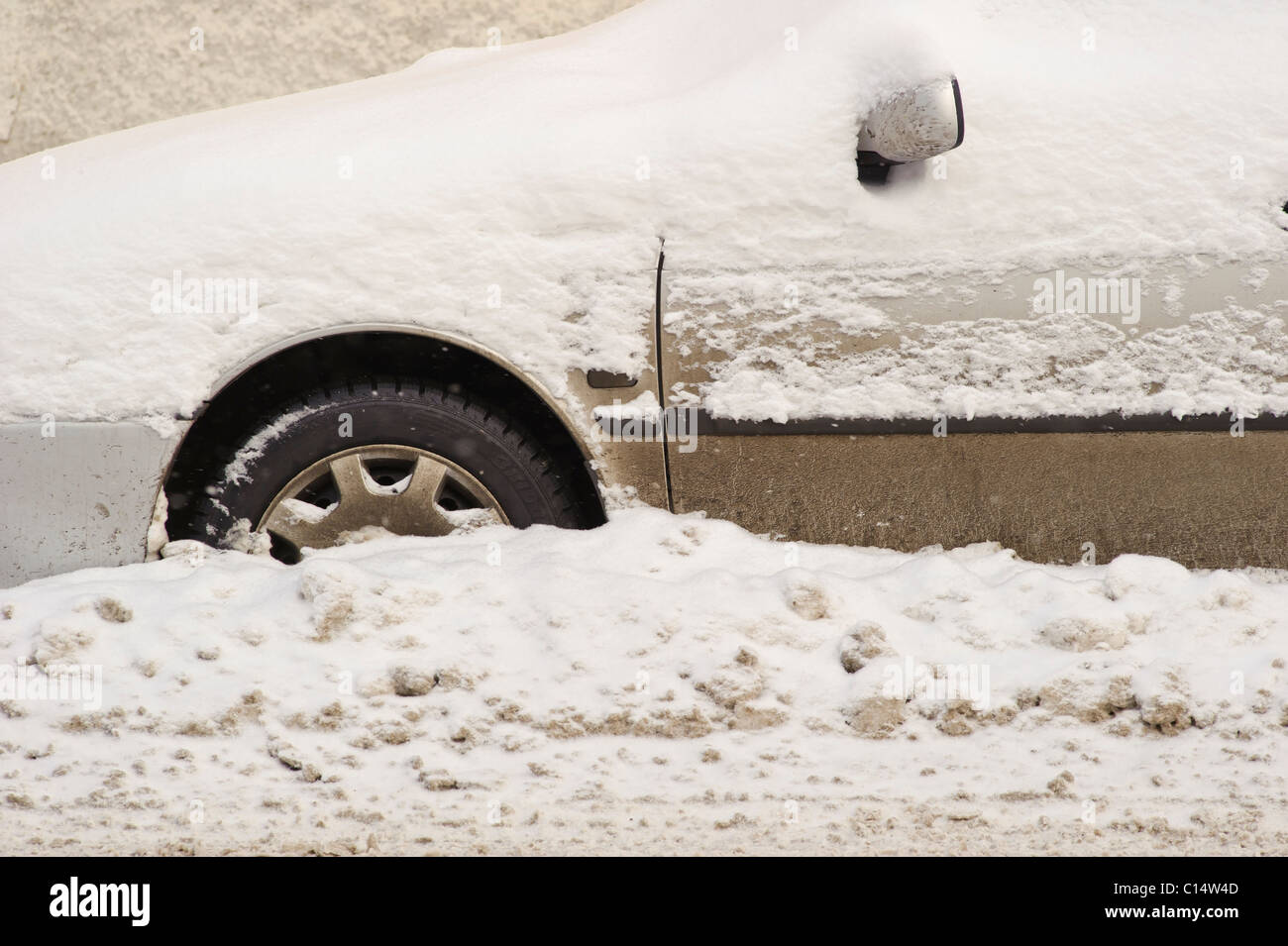 Voiture couverte de neige, la Suède Banque D'Images