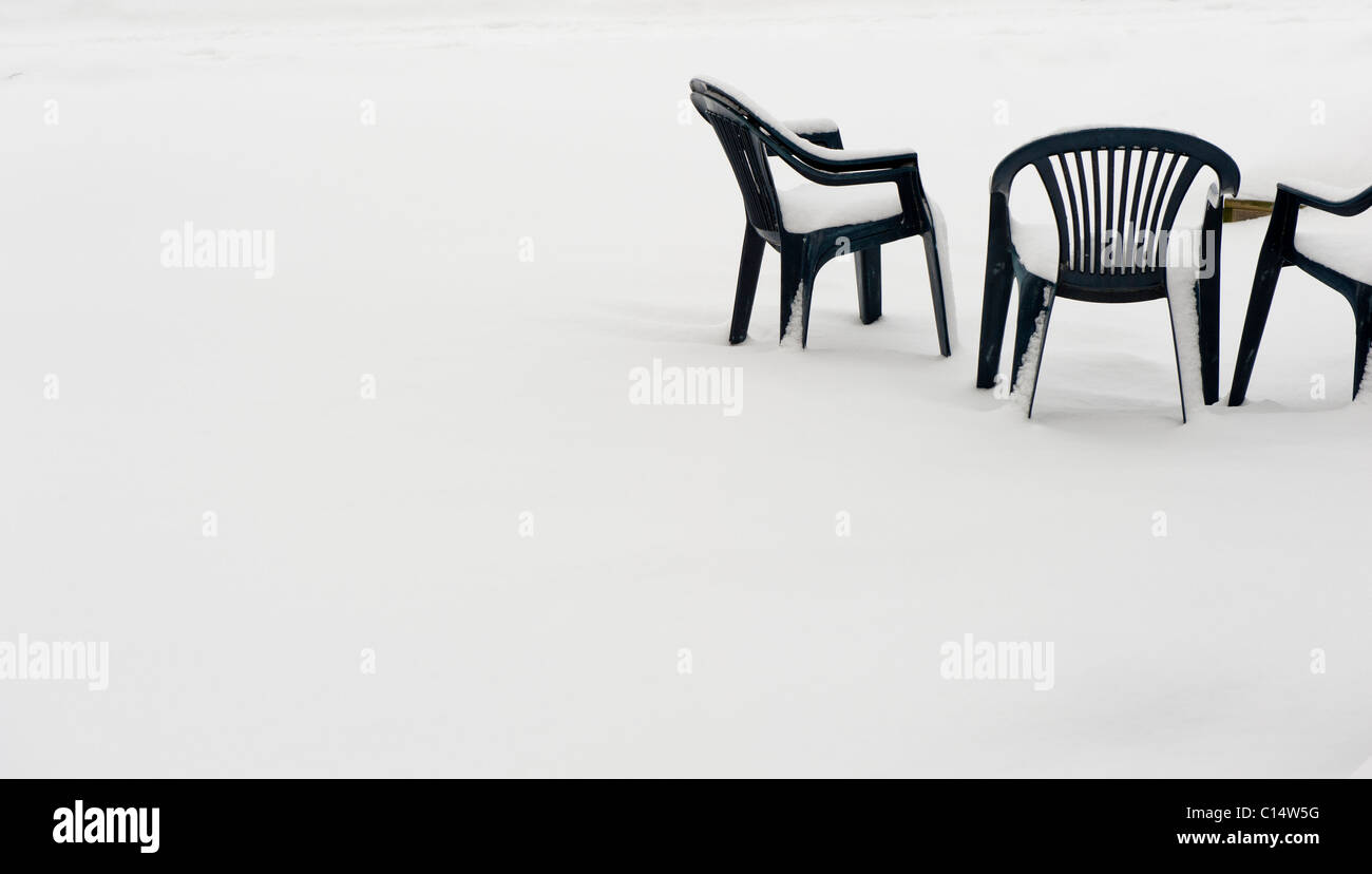 Chaises couvertes de neige, la Suède Banque D'Images