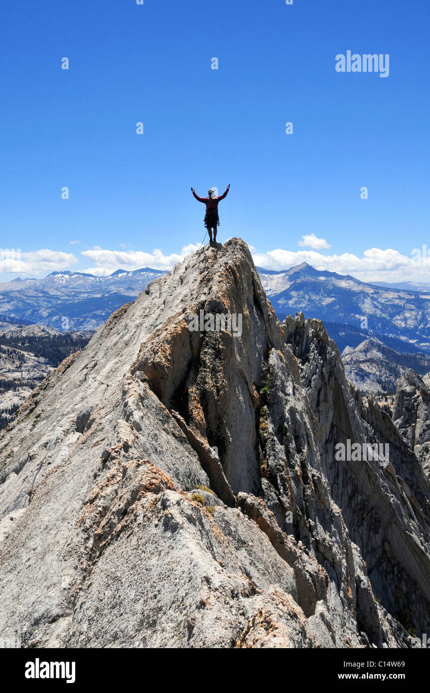 Un alpiniste se tient avec les bras tendus sur Matthes Crest à Yosemite National Park, Californie. Banque D'Images