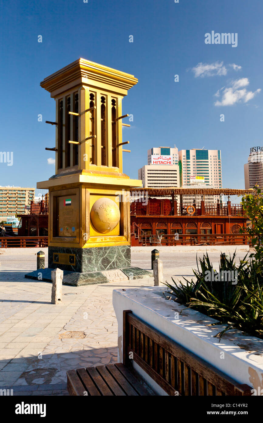 Un Bastakiah et tour de ventilation style gold world monument situé sur la Crique de Dubaï à Dubaï, Émirats arabes unis. Banque D'Images