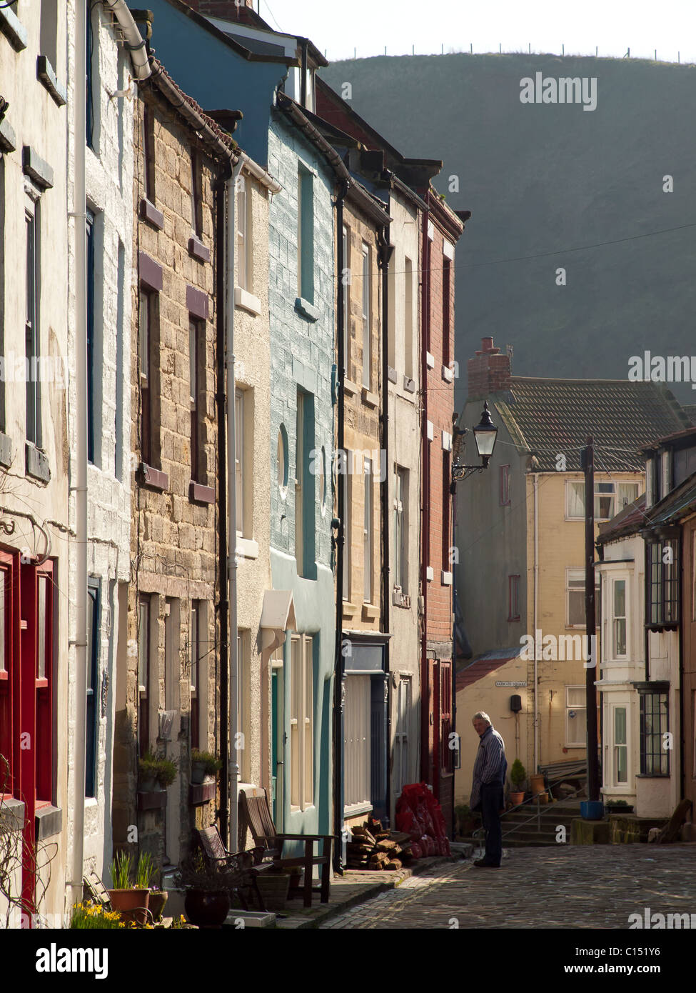 High Street North Yorkshire Staithes sur un matin de printemps ensoleillé Banque D'Images