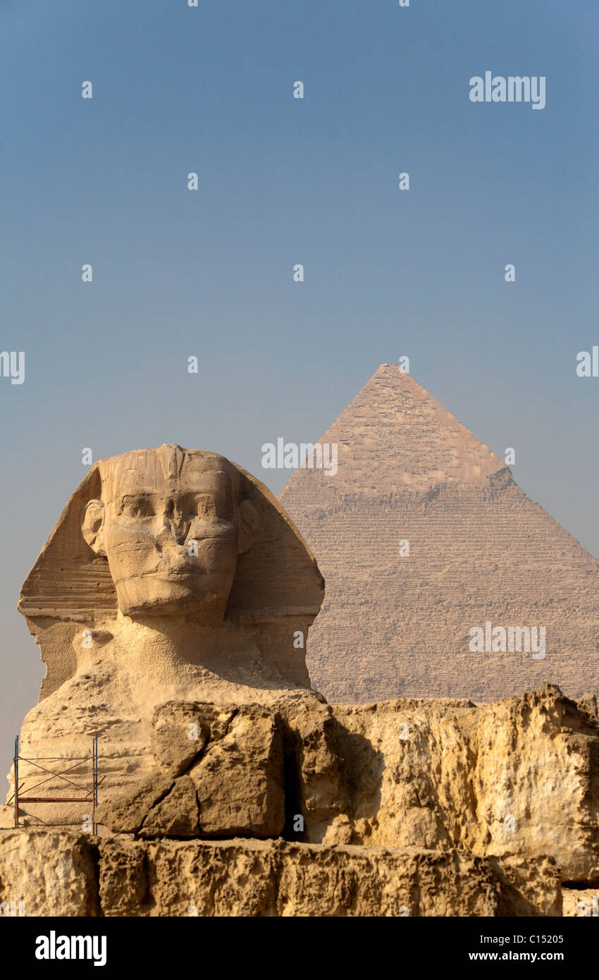 Le matin, la fumée se dissipe pour afficher à la fois le Sphinx et la pyramide de Khéphren (Khafré) dans la région de Giza, Egypte Banque D'Images