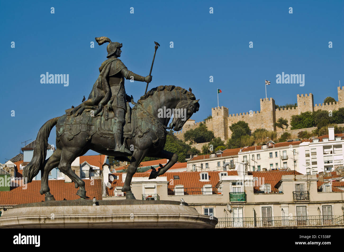 Statue du Roi portugais avec le château en arrière-plan Banque D'Images