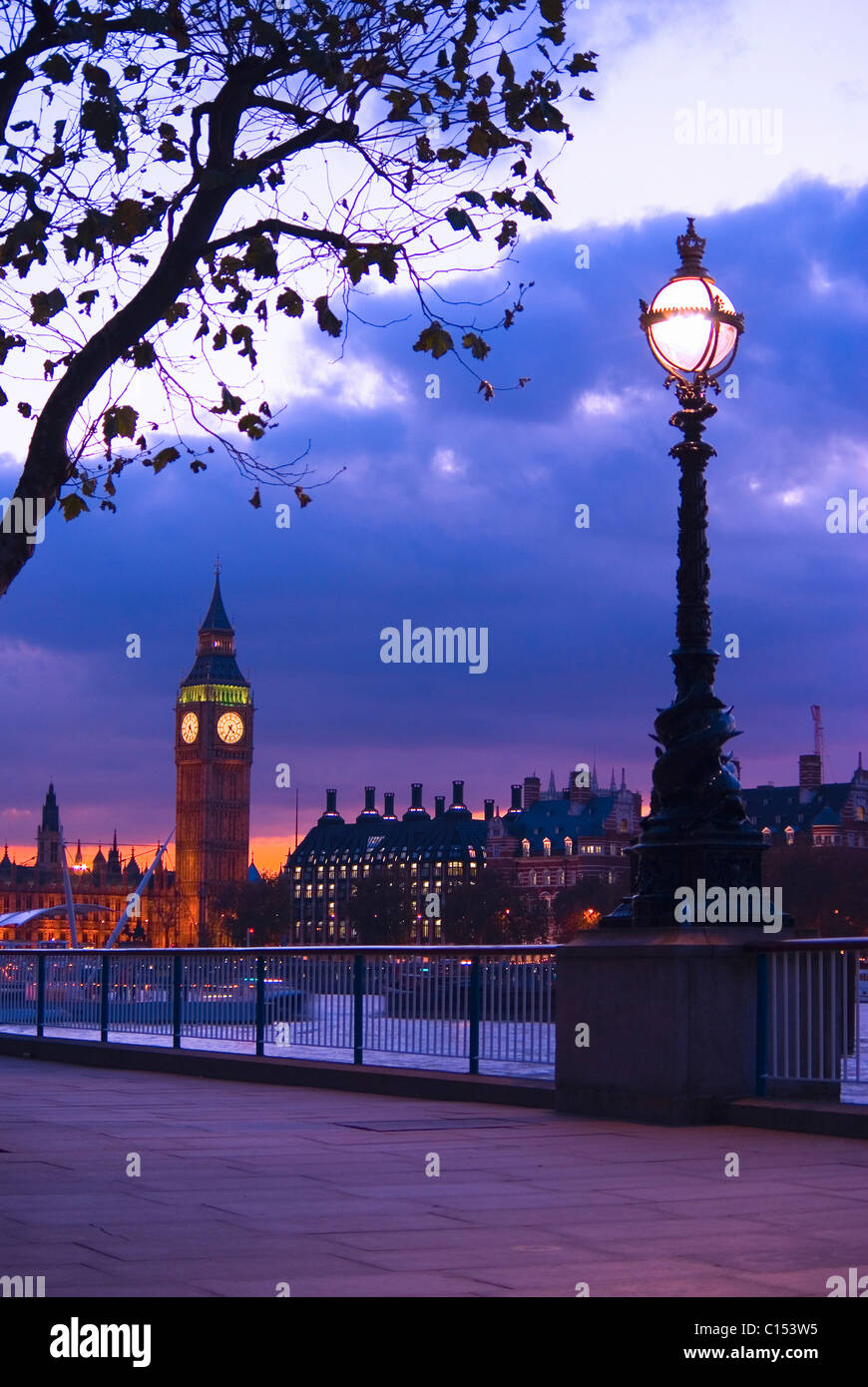 Big Ben à partir de la rive sud au crépuscule Banque D'Images