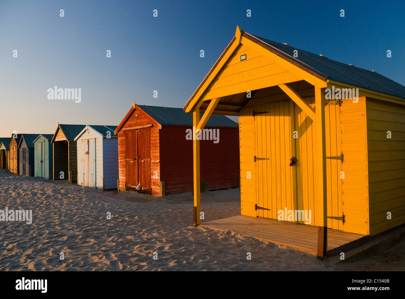 Cabines de plage au coucher de soleil Banque D'Images