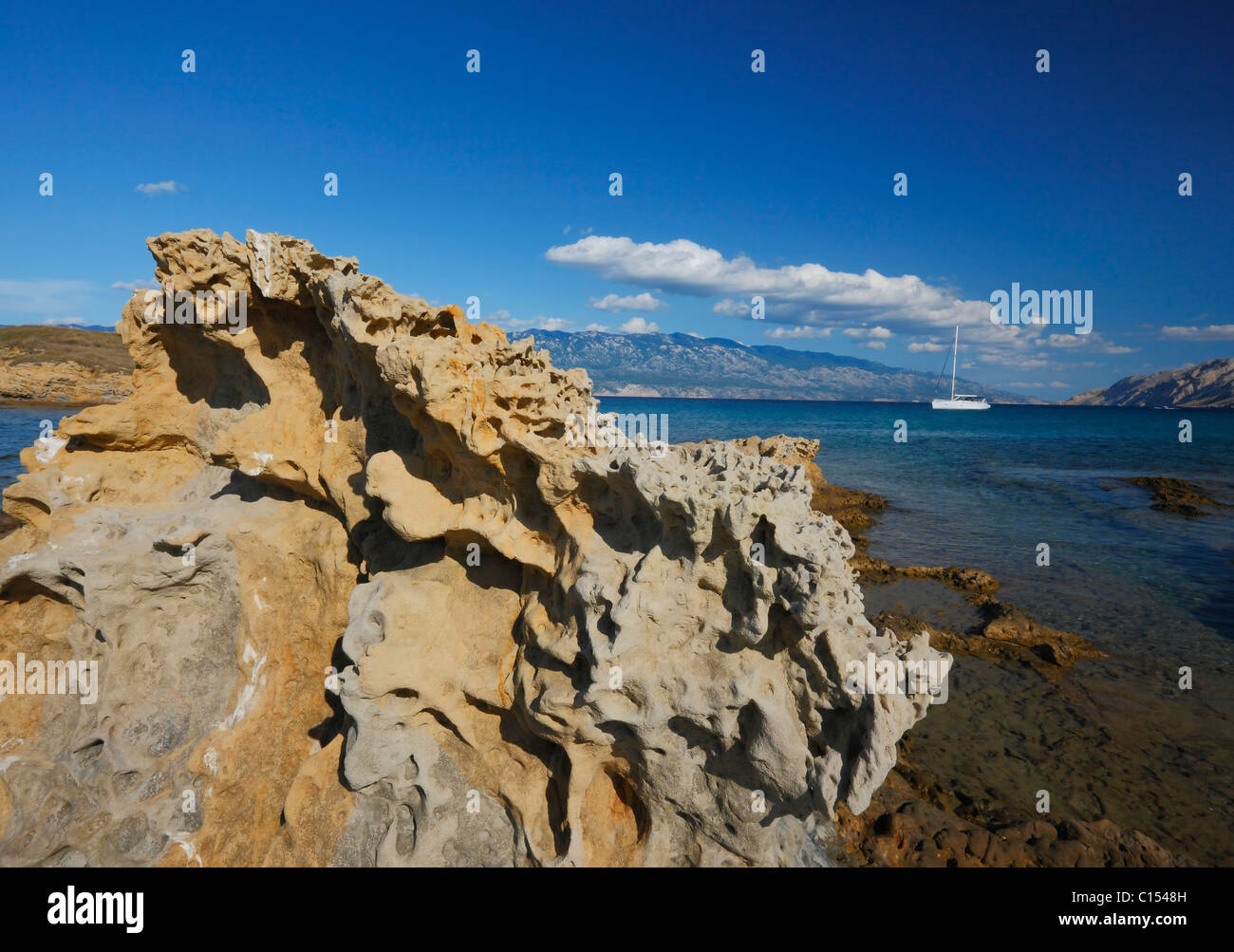 Plage de rochers sur l'île de Rab Banque D'Images