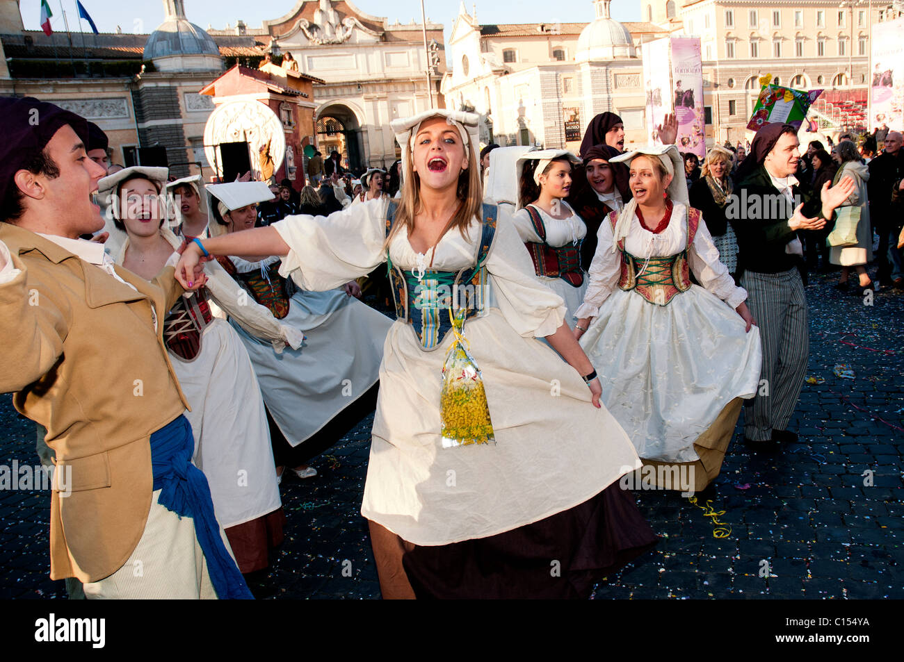 Fêtards habillés traditionnellement au Carnevale Romano 2011 à Rome, Italie Banque D'Images