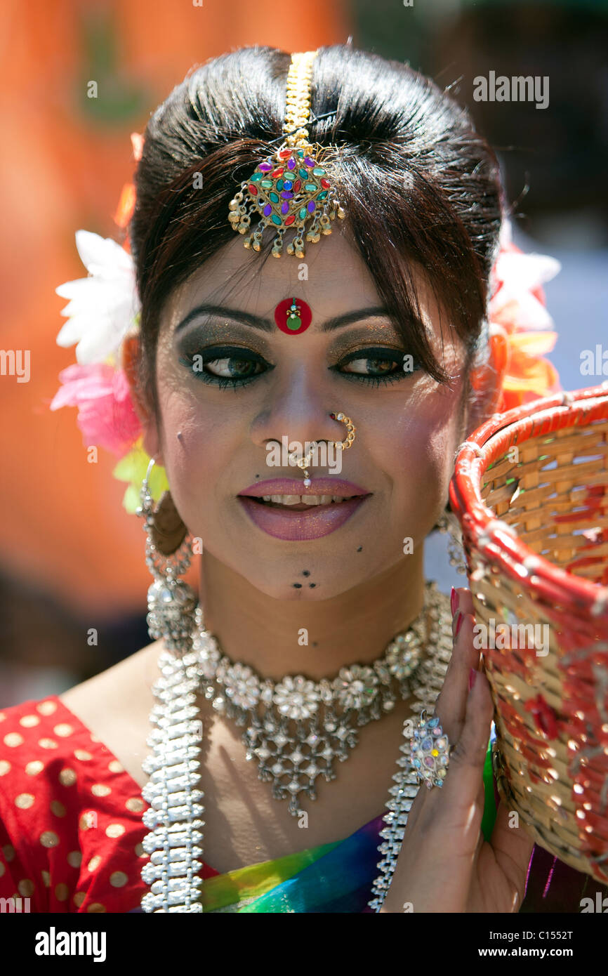 Danseuse holding basket de Baishakhi Mela Bangla festival à Londres de Brick Lane. Banque D'Images