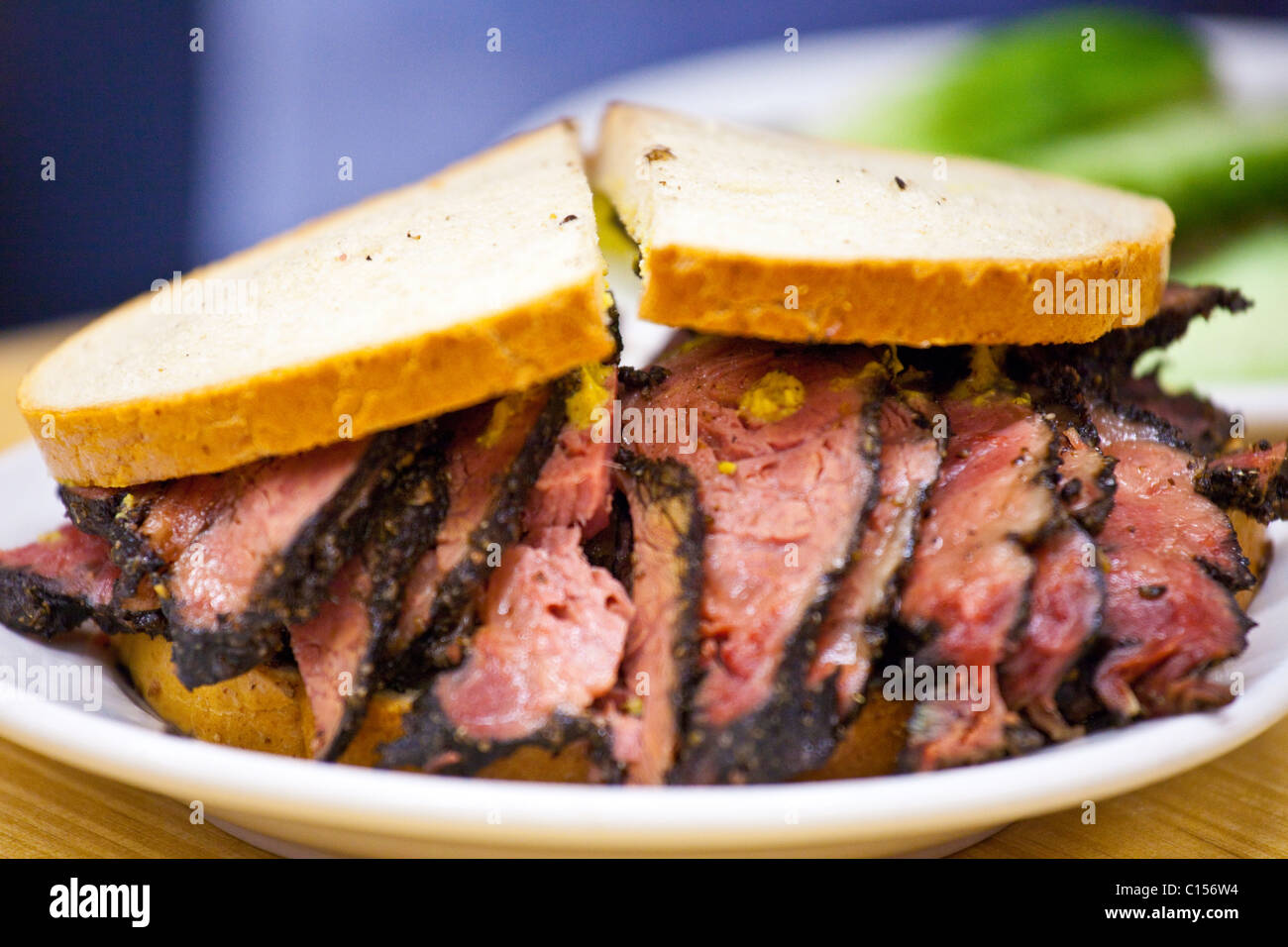 Sandwich au pastrami Katz's Deli à New York City Banque D'Images