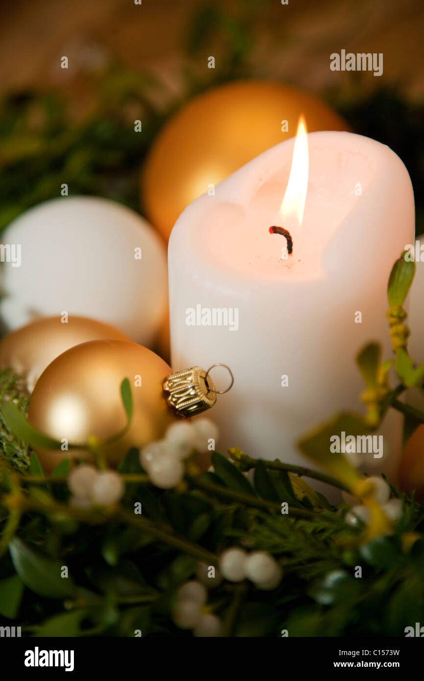 Noël blanc avec des bougies Banque D'Images