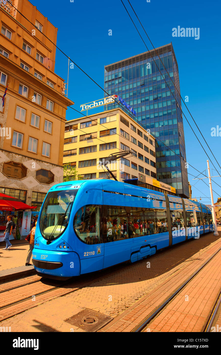 Le tramway moderne à la place de Ban Josip Jelačić, Zagreb, Croatie Banque D'Images