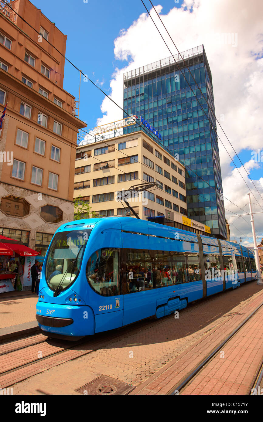 Le tramway moderne à la place de Ban Josip Jelačić, Zagreb, Croatie Banque D'Images