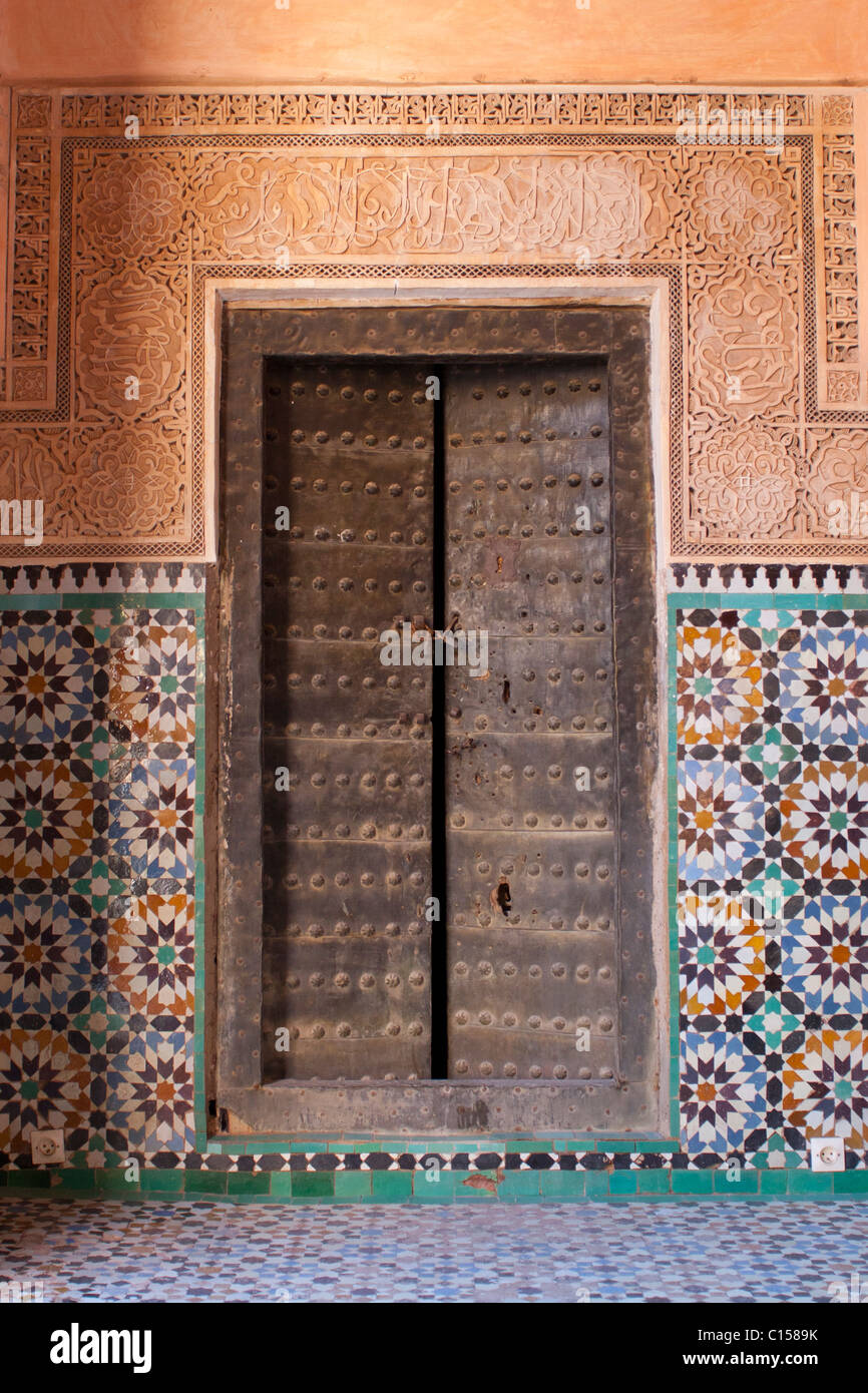 Porte ancienne avec des carreaux dans Marrakech Banque D'Images