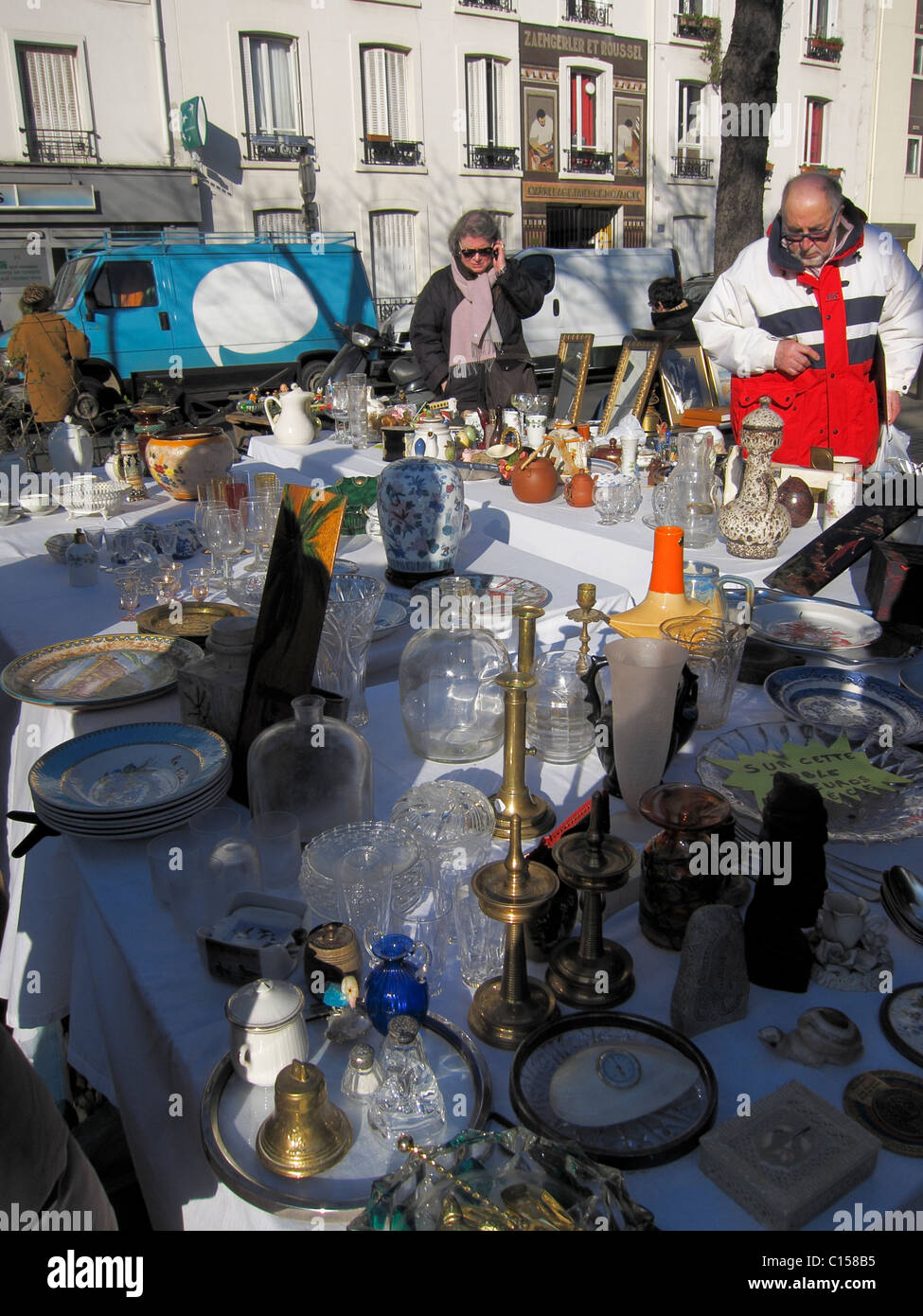 Paris, France, les gens Shopping dans les marchés aux puces français, Brocante, Knicks bon marché, affichage dans la rue Banque D'Images