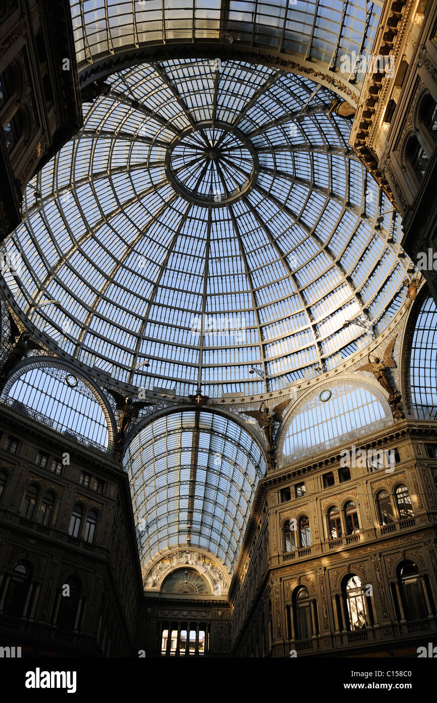Naples, ville métropolitaine de Naples, Italie, Galleria Umberto I qui est une galerie commerciale publique à Naples. Banque D'Images