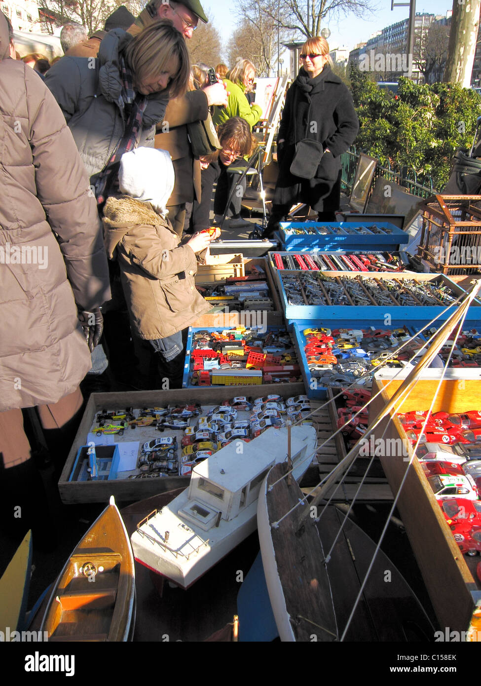 Paris, France, la famille Shopping Marché aux Puces français dans les jouets pour enfants, mini-voitures Banque D'Images