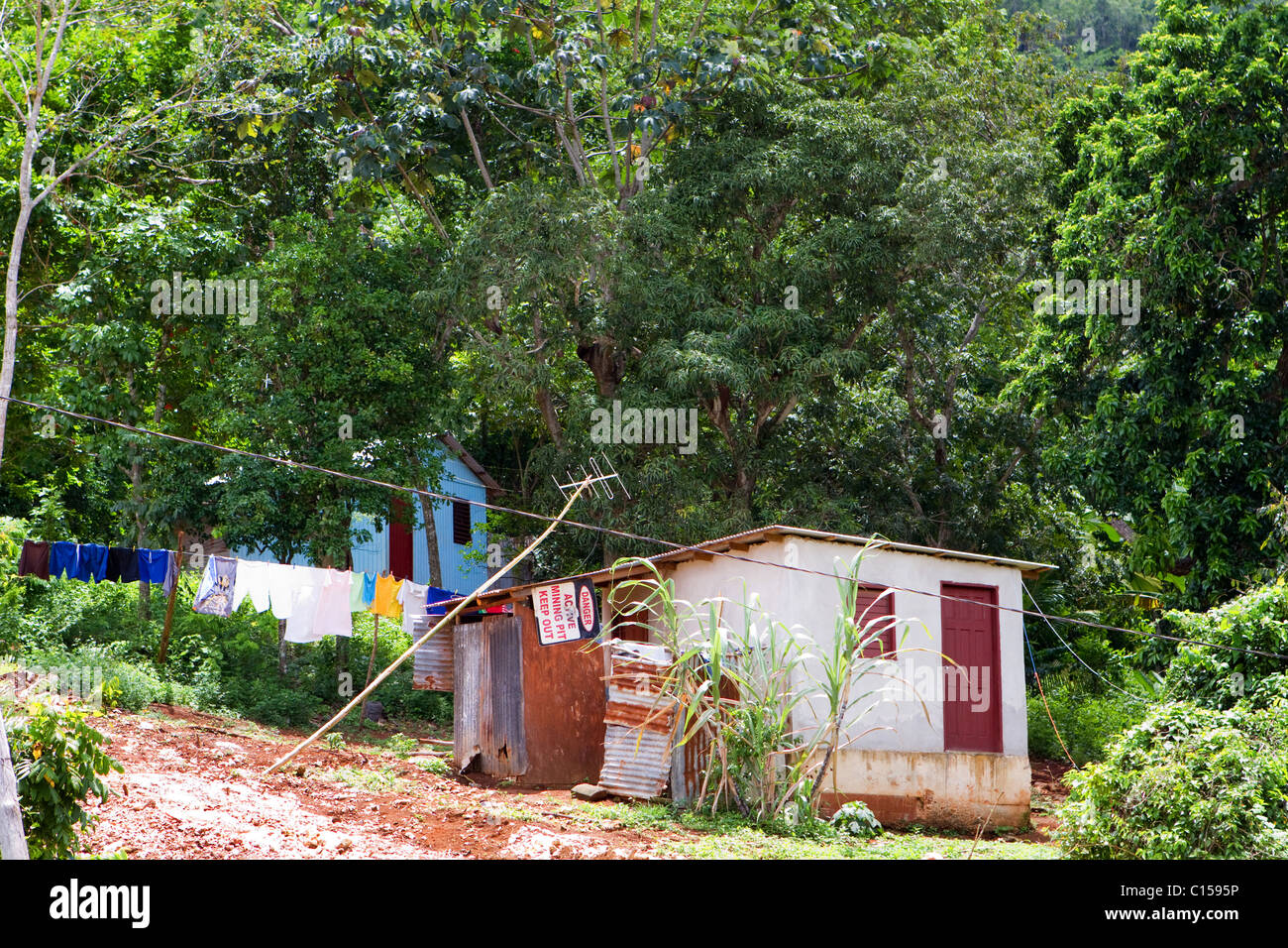 Bloc jamaïcaine typique maison construite sur le flanc d'une montagne couverte de jungle de béton, métal en feuille et autres bits de gratter. Banque D'Images