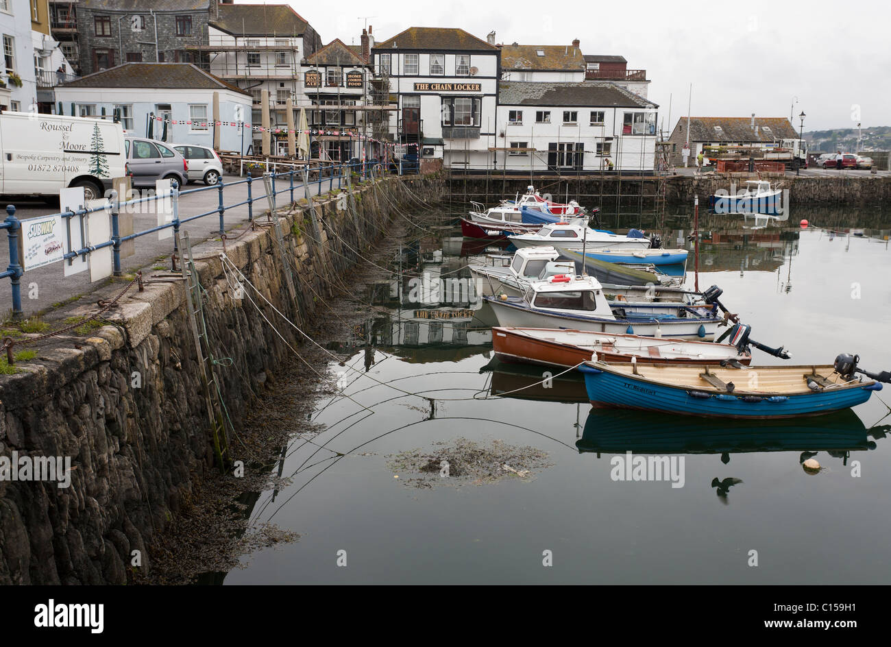 Petit bateau Port de Falmouth. Petits bateaux de pêche amarrés au quai du gouvernement à l'intérieur du port de Falmouth. Banque D'Images