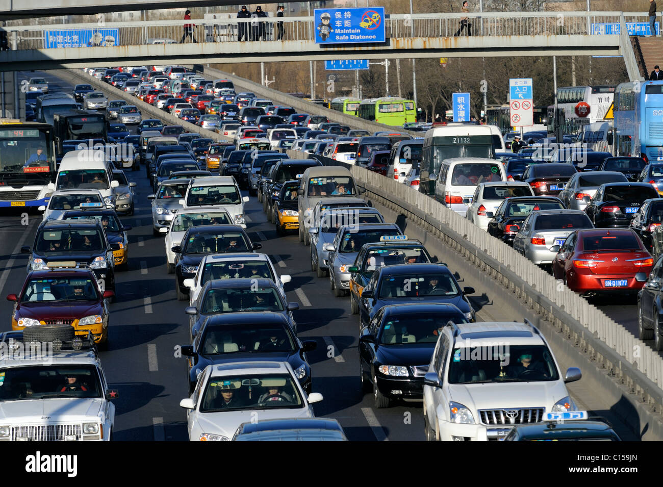 Le trafic sur l'autoroute encombrée de Beijing, Chine. 09-Mar-2011 Banque D'Images