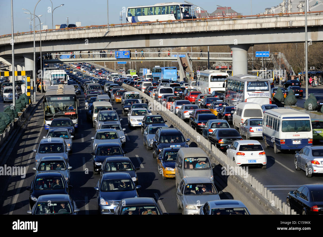 Le trafic sur l'autoroute encombrée de Beijing, Chine. 09-Mar-2011 Banque D'Images