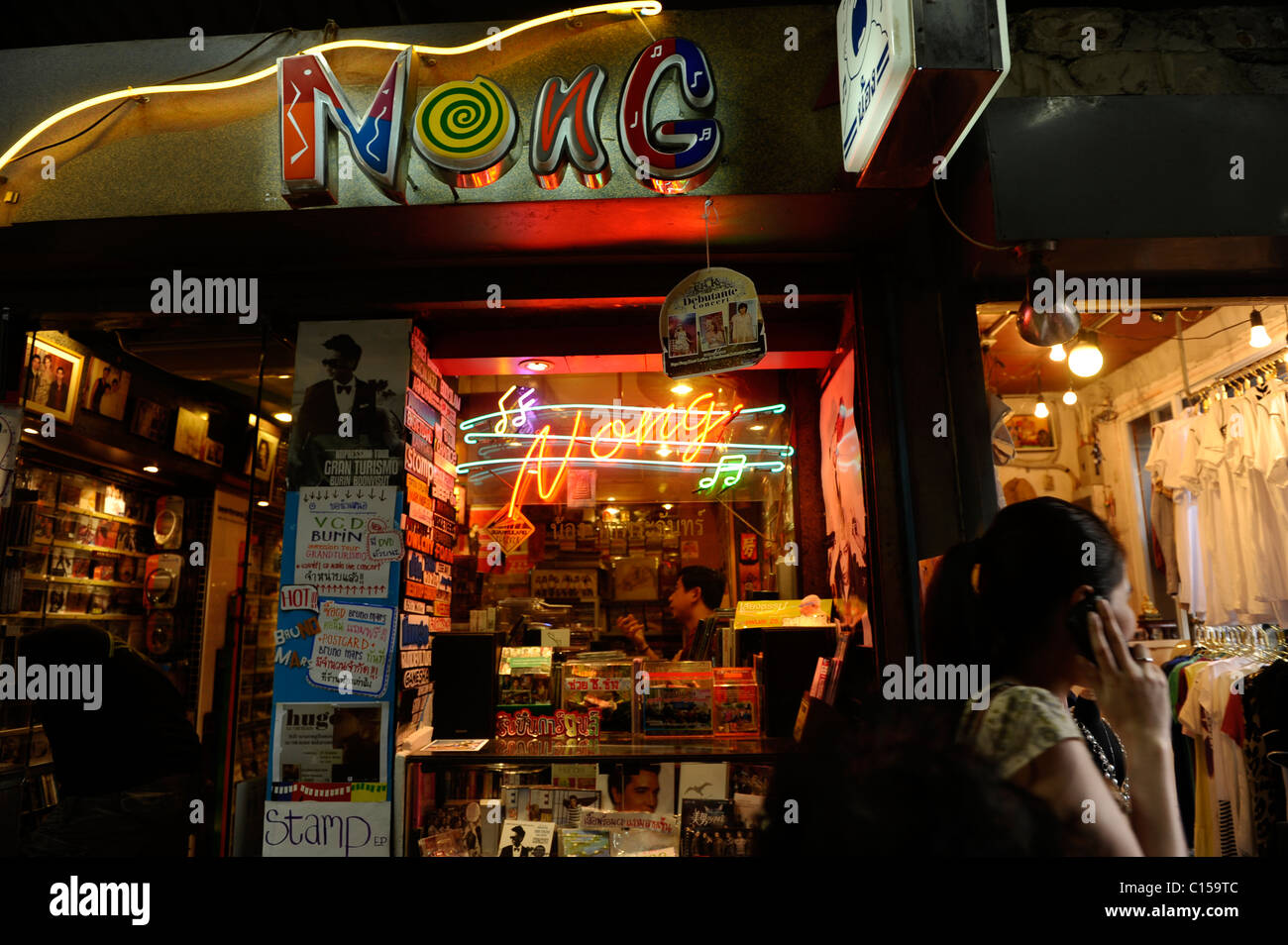 Petit trou dans le mur record shop, Chinatown, Bangkok, Thaïlande Banque D'Images