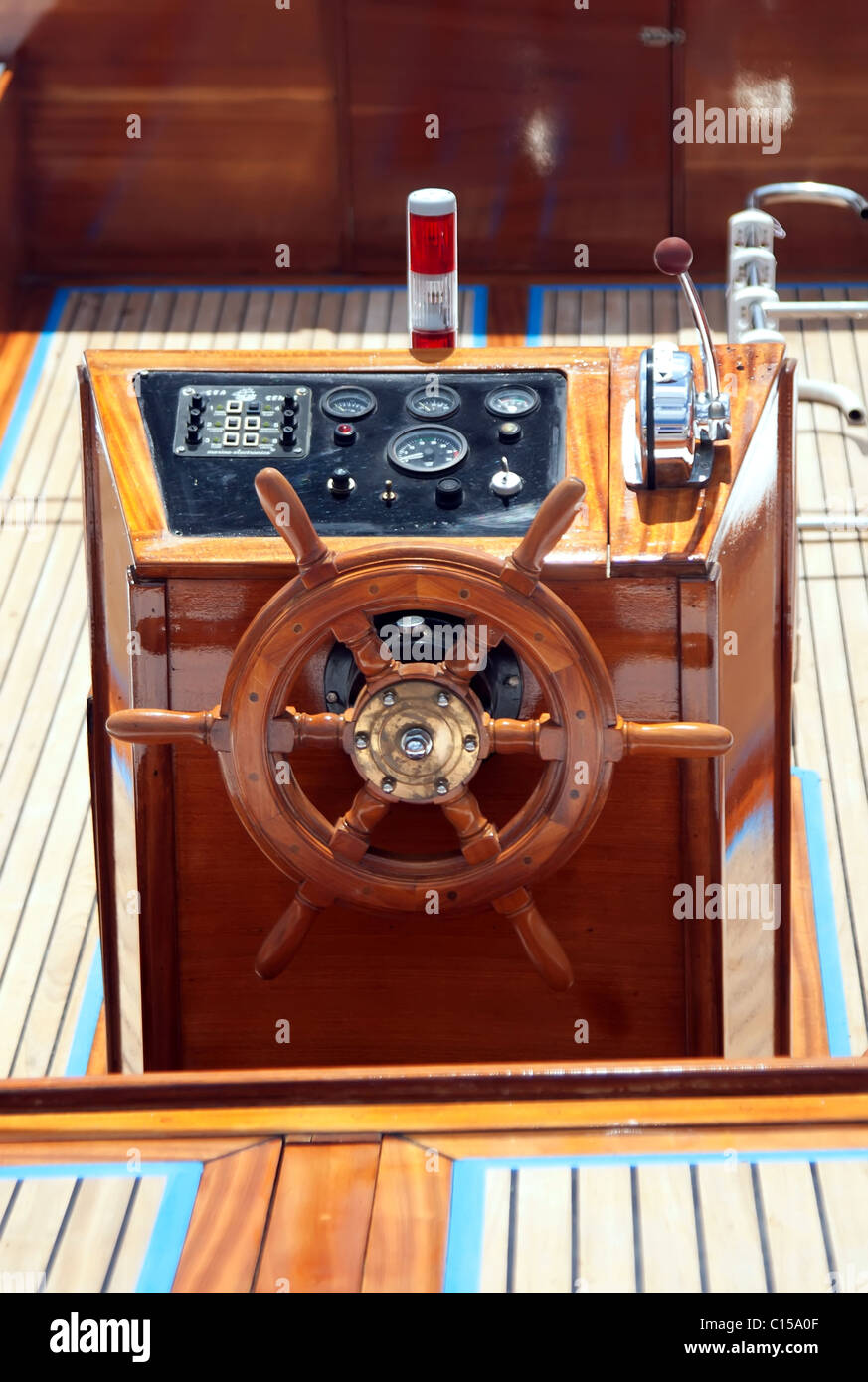 Steer et boussole sur bateau à voile Banque D'Images