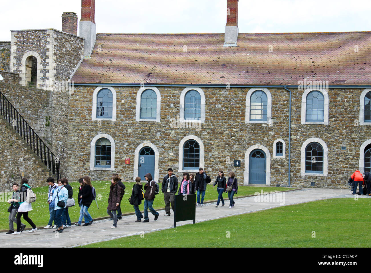 Les touristes visitant le château de Douvres Banque D'Images
