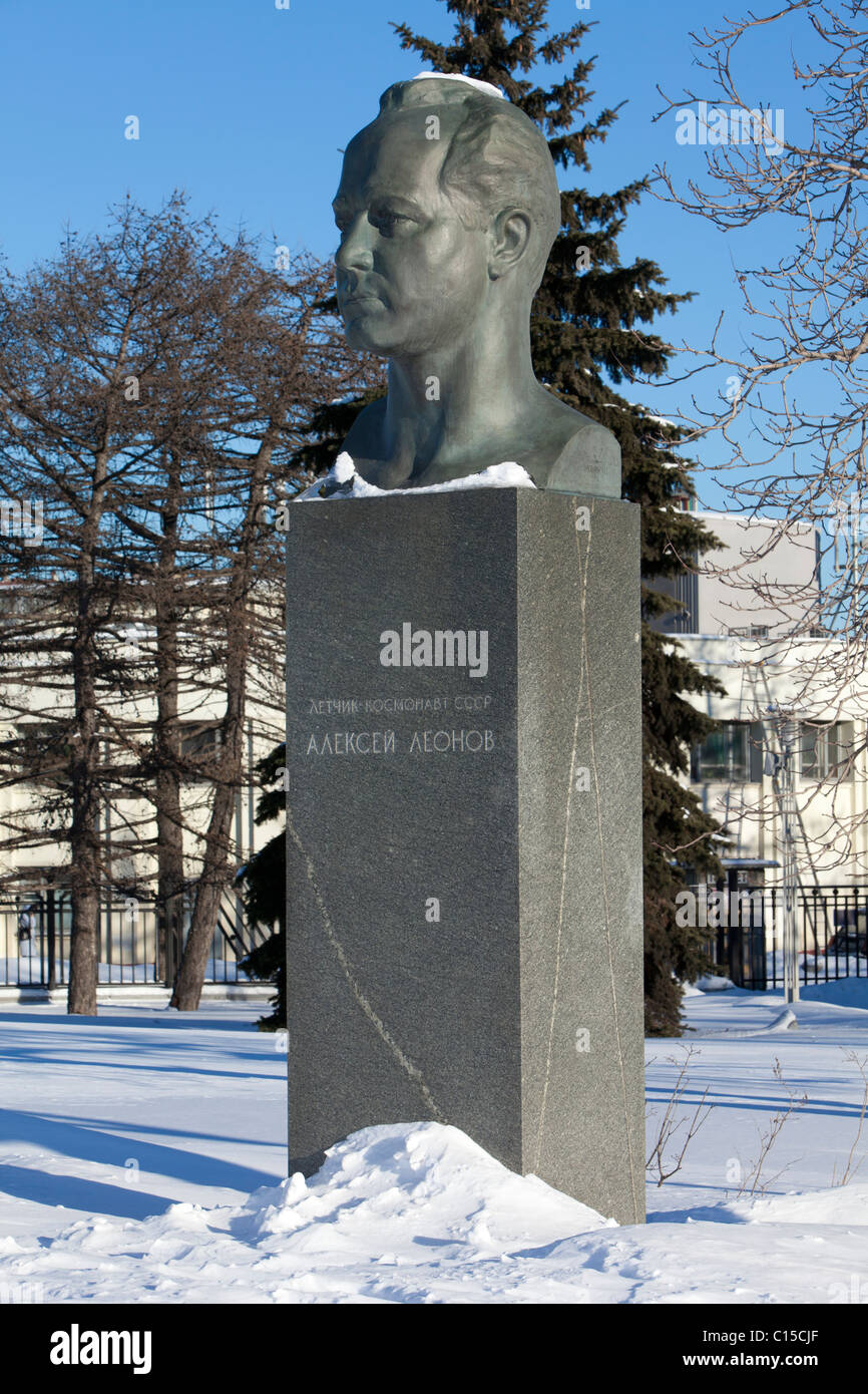 Statue de cosmonaute soviétique Alexeï Leonov (1934) à l'Allée des cosmonautes dans la région de Moscou, Russie Banque D'Images