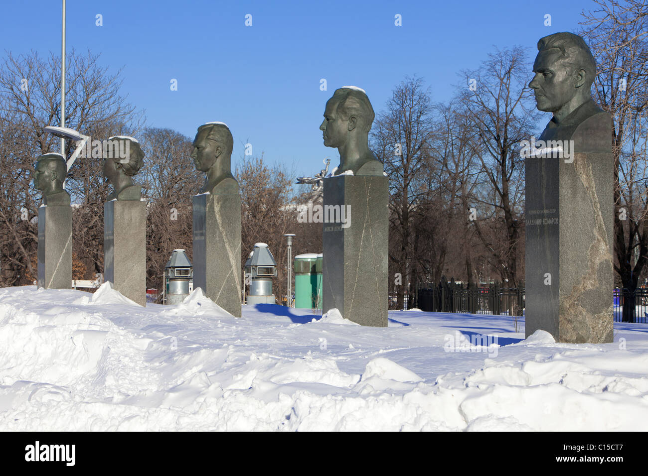 Les statues de 5 cosmonautes soviétiques célèbres cosmonautes à Alley à Moscou, Russie Banque D'Images