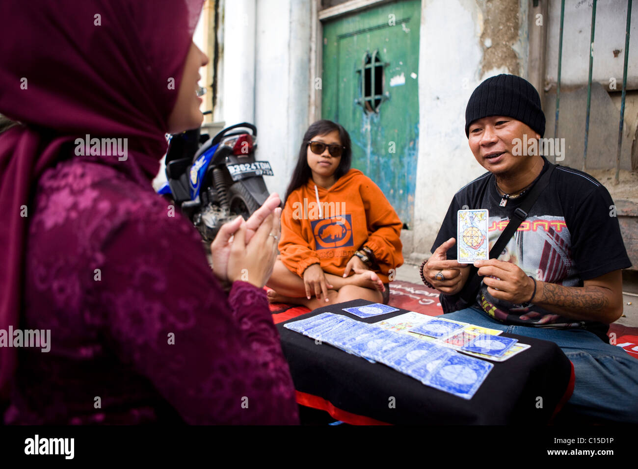 Lecteur de carte de tarot dans Fatahilla Square l'ancien domaine colonial hollandais de Jakarta Banque D'Images