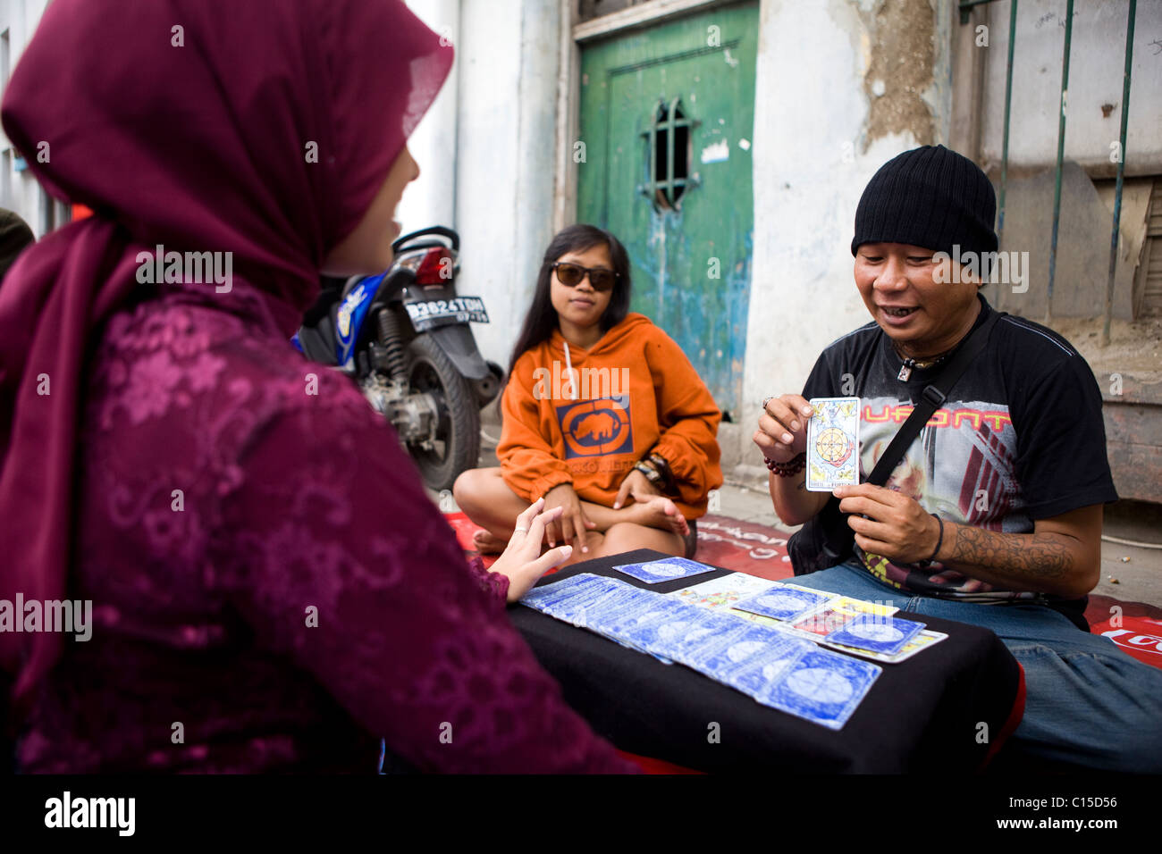 Lecteur de carte de tarot dans Fatahilla Square l'ancien domaine colonial hollandais de Jakarta Banque D'Images