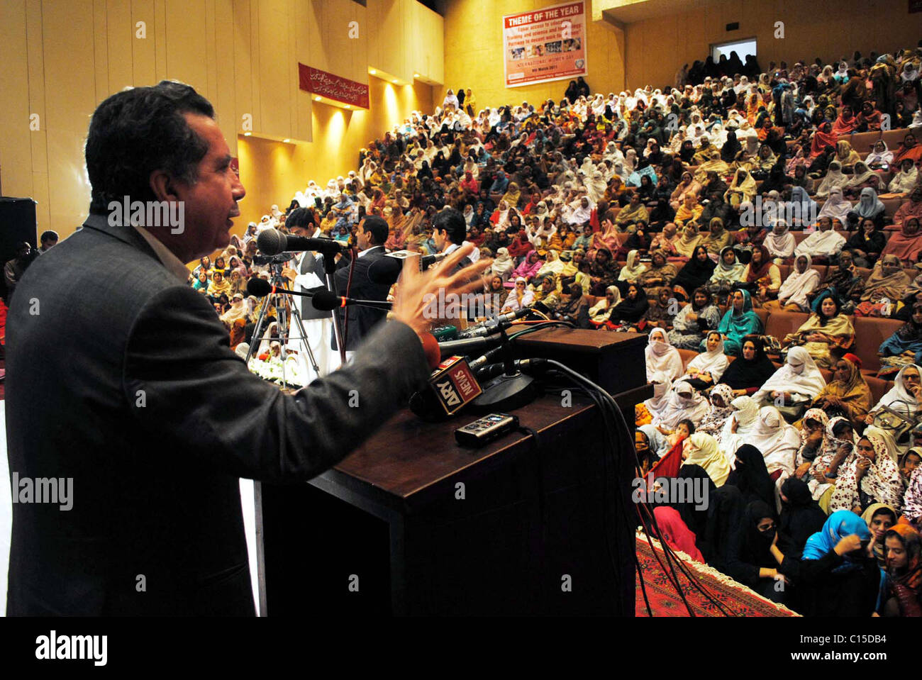 Parti National Awami (ANP) Khyber-Pakhtoonkhawa Président, Afrasyab Khatak collecte d'adresses sur l'occasion de la "Journée de la femme" Banque D'Images