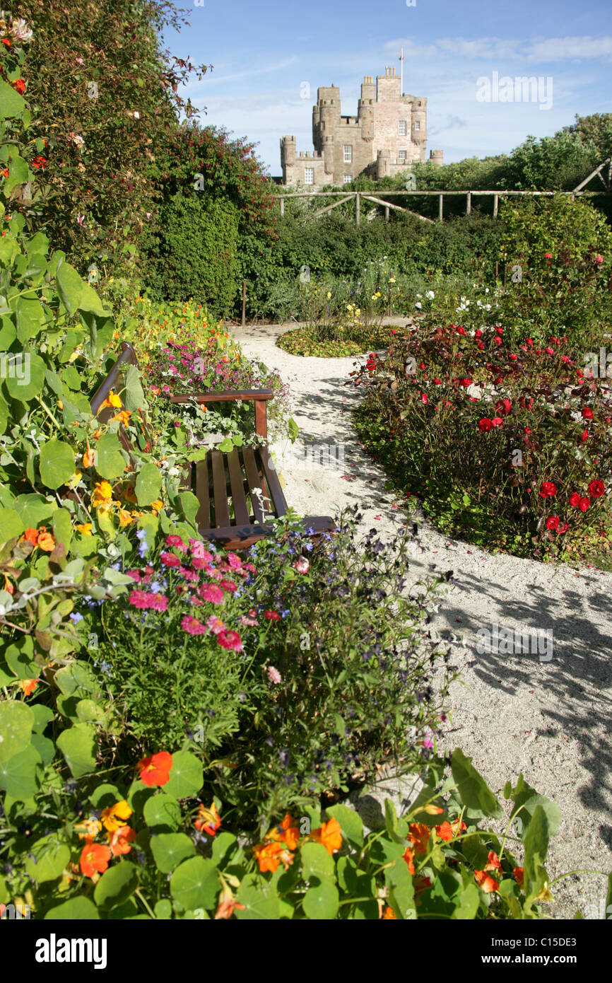 Village de Mey, en Écosse. La fin de l'été vue sur la roseraie dans le Château de Mey jardin clos. Banque D'Images