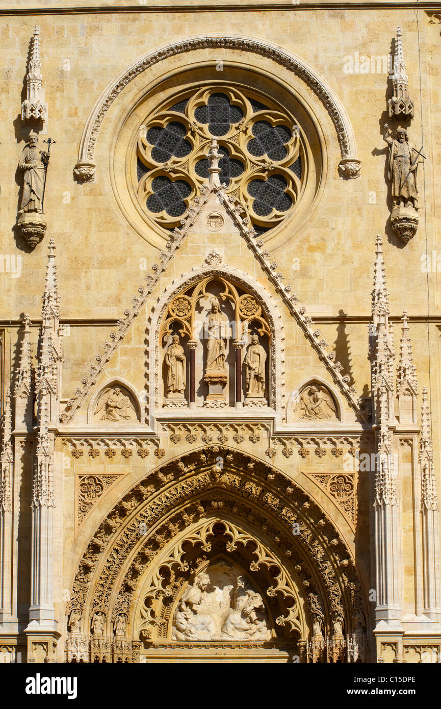 Les statues de style néogothique de la cathédrale de l'Assomption de la Bienheureuse Vierge Marie, Zagreb, Croatie Banque D'Images