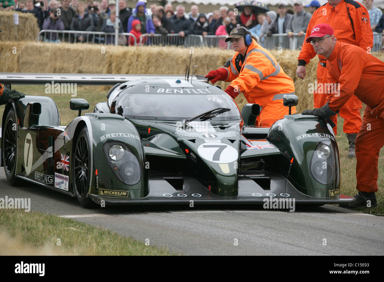 Cholmondeley Castle Gardens. La Bentley Speed 8 voiture de sport à la ligne de départ du circuit de course d'alimentation de Pageant. Banque D'Images