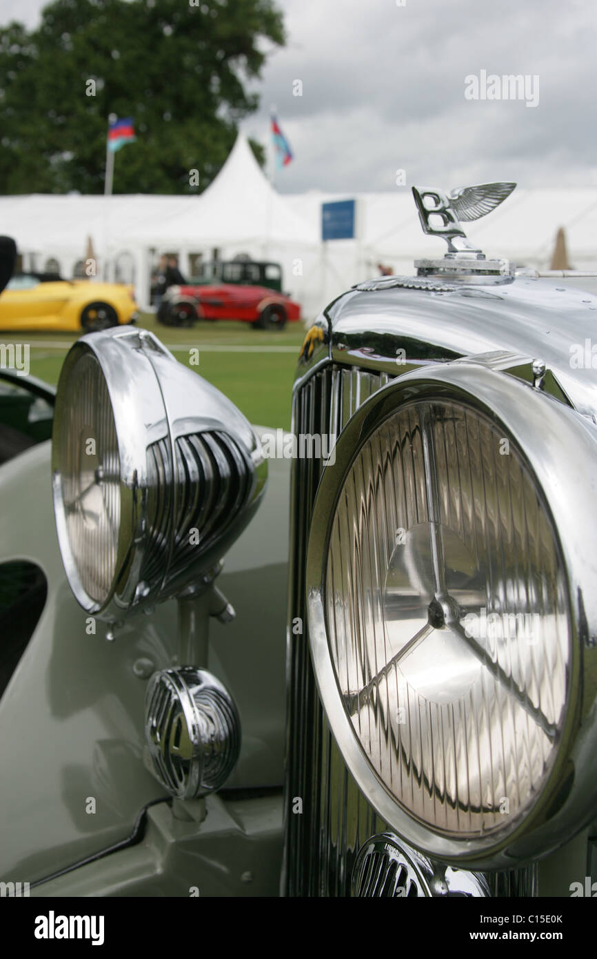 Cholmondeley Castle Gardens. Classic, vintage et de nouveaux véhicules de luxe à vendre dans le Paddock arena au le concours du pouvoir. Banque D'Images